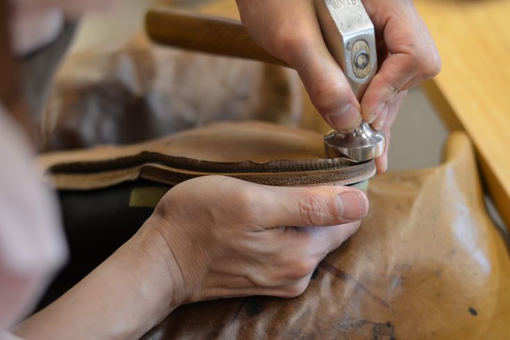 Línea de producción de calzado de marca propia en una moderna fábrica de zapatos.